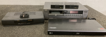 BLU-RAY PLAYER (POWERS ON) - NO REMOTE, JVC 6-CD PLAYER, (POWERS ON), RADIO TRANSMITTER - NO POWER CORD