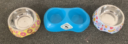 (2) CERAMIC DOG FEEDING BOWLS WITH METAL INSERTS, (1) PLASTIC TWO IN ONE WATER AND FOOD DOG BOWL.