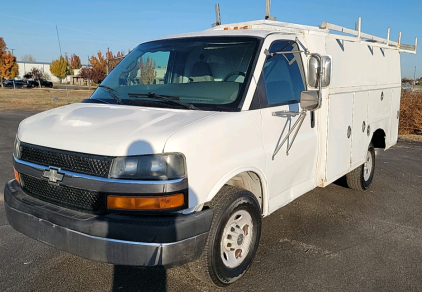 2005 CHEVROLET EXPRESS 3500 - 8 COMPARTMENTS!