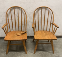 (1) PAIR OF WOODEN DINING ROOM CHAIRS