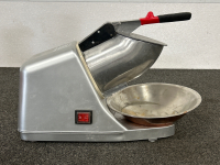 ELECTRIC DUAL BLADES ICE CRUSHER- POWERS ON