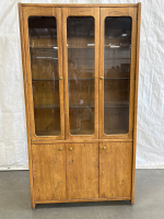 LIGHT UP TALL DISPLAY CABINET WITH GLASS SHELVES (42”x15.5”x78”/NO BULB TO TEST)