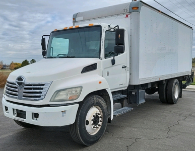 2009 HINO BOX TRUCK 268 - DIESEL!