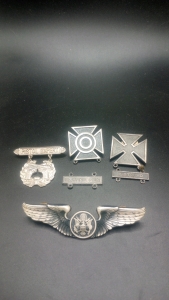 (1) WW2 Era Original USAF US Air Force Enlisted Airman 1/20 Silver 3" Wings Badge (3) Original US Army WW2 Era 1/20 Silver Marksman Badges With Specialist Tabs