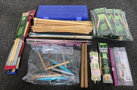 FLAT OF NEW BAMBOO KNITTING NEEDLES, CIRCULAR KNITTING NEEDLES, STEEL KNITTING NEEDLES AND CARRYING CASE