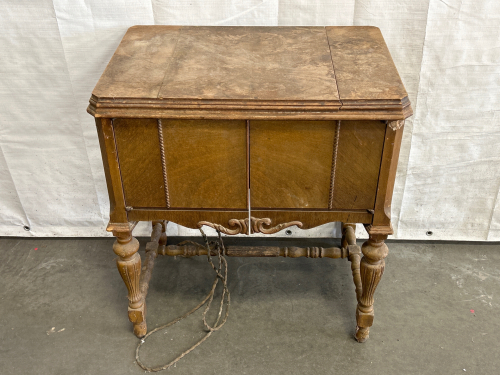 ANTIQUE-ISH WOOD SEWING MACHING TABLE WITH MACHING INSIDE (NOT TESTED-ANTIQUE WIRING PATENTED 1927)