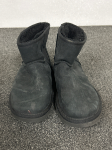 PAIR OF BLACK UGG BOOTS SIZE 8