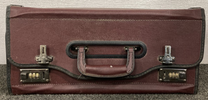 (1) LARGE VINTAGE LAWYER BRIEFCASE