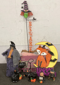 BOX OF HALLOWEEN DECORATIONS INCLUDING CERAMIC BLACK PUMPKIN CATS, METAL FOX SIGN, SMALL HALLOWEEN FIGURINES AND MORE