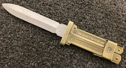 BRASS TONED, SCISSOR ACTION PARATROOPER KNIFE WITH WWII GERMAN INSCRIPTION ON SCALES