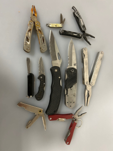 FOLDING KNIVES AND MULTIUSE TOOLS
