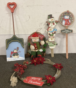 (1) ROPE WREATH, (3) WOODEN SNOWMEN DECORATIONS, (1) WELCOME SITTING SNOWMAN