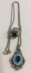 Beautiful Size 7 Avon Ring & 20&rdquo; Necklace Set With Emerald & Pearl Simulated Stones