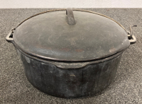 Griswold/Wagner 5Qt Cast Iron Dutch Oven With Lid