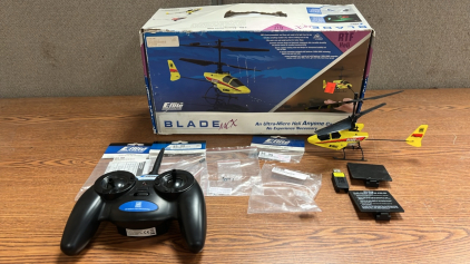 BLADE E-FLITE ULTRA- MICO HELICOPTER W/ EXTRA PARTS ( POWERS ON)