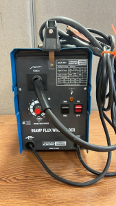 90AMP FLUX WIRE WELDER CHICAGO ELECTRIC ( POWERS ON)