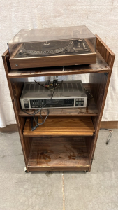 WOODEN ROLLING SHELF W/ DUEL RECORD PLAYER ( POWERS ON) AND JVC RECEIVER ( POWERS ON)