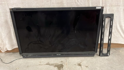 SHAP PLASMA 52&rdquo; W/ MOUNT ( POWERS ON)