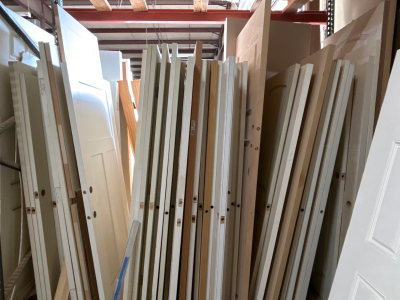 LARGE LOT OF DOORS IN VARIOUS SIZES