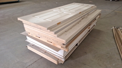 PALLET OF VARIOUS SIZE DOORS