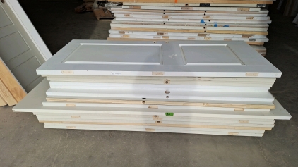 PALLET OF VARIOUS SIZE AND STYLE DOORS