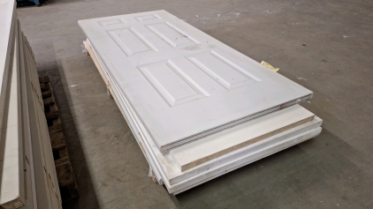 SMALL PALLET OF VARIOUS SIZE AND STYLE DOORS