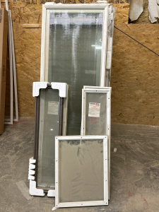 MEDIUM LOT OF GLASS WINDOW PANELS IN FRAMES IN VARIOUS SIZES