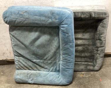 (1) BEDSURE DOG BED, (1) BLUE DOG BED