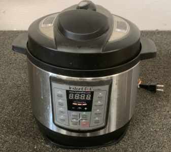 (1) INTSANT POT LUX MINI PRESSURE COOKER (POWERS ON)