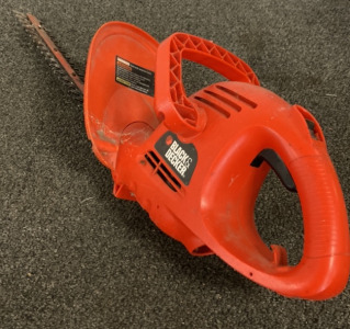 RED BLACK AND DECKER 17&rdquo; HEDGE TRIMMER