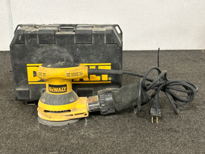 DEWALT RANDOM ORBIT PALM SANDER WITH CASE. POWERS ON.