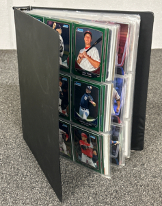 BINDER WITH COLLECTIBLE BASEBALL CARDS
