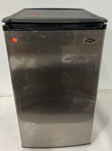 18 1/2’’ x 20 1/2’’ x 33 5/8’’ Sanyo Stainless Steel Minifridge