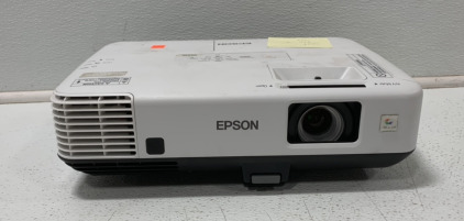 (1) EPSON VS410 PROJECTOR (POWERS ON)