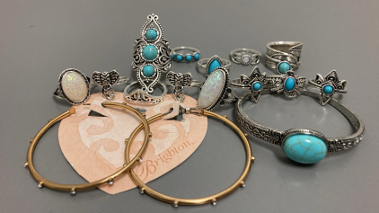 BAG OF FASHION JEWELRY INCLUDING EARRINGS, RINGS AND BRACELET