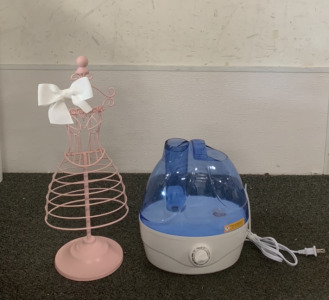 (1) AQUA OASIS HUMIDIFIER (POWERS ON) AND (1) PINK JEWELRY STAND