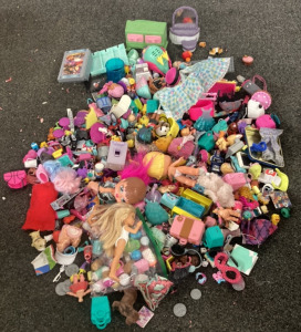 BAG OF TOYS INCLUDING LITTLEST PET SHOPS, LOL DOLLS AND MORE