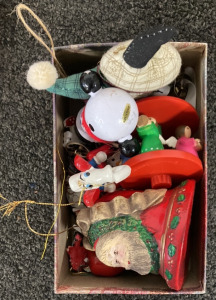 BOX OF VINTAGE CHRISTMAS ORNAMENTS