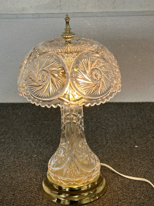 SMALL GLASS/CRYSTAL TABLE LAMP (WORKS)