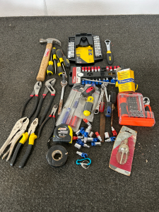 VARIOUS HAND TOOLS INCLUDING STANLEY SOCKETS & SCREWDRIVERS, OTHER TOOLS: 16 OZ CLAW HAMMER, PLIERS AND MORE