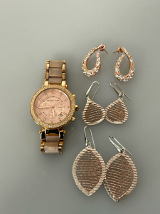 MICHAEL KORS WOMENS WATCH (NEEDS BATTERY) AND 3 PAIRS OF SILVER TONE AND ROSE GOLD TONE EARRINGS