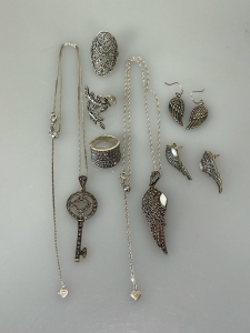 STUNNING SILVER TONED ANGEL WING NECKLACE AND EARRINGS, SKELETON KEY NECKLACE AND 3 RINGS (SIZES 7.5, 8.5, 9)