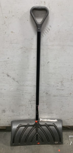 (1) STEEL CORE SHAFT SNOW SHOVEL