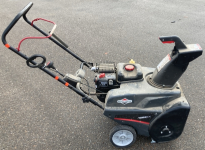 BRIGGS AND STRATTON 1022EX SNOW BLOWER - HAS COMPRESSION