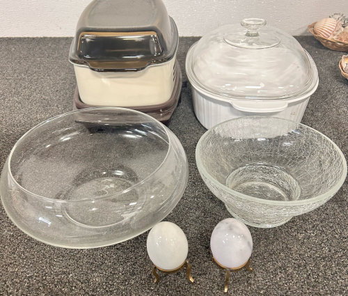 4 LITER CASSEROLE DISH, OLD SLOW COOKER (NO CORD), 2 GLASS DECOR BOWLS AND 2 MARBLE EGGS WITH STANDS