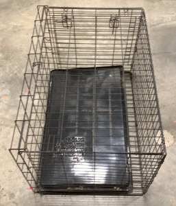 (1) BLACK METAL DOG KENNEL WITH PLASTIC BOTTOM TRAY (24”X22”X26”)