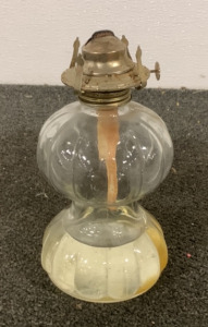 (1) VINTAGE GLASS OIL LAMP