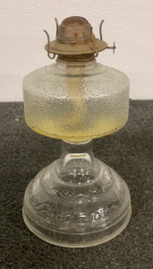 (1) VINTAGE GLASS OIL LAMP