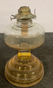 (1) VINTAGE GLASS OIL LAMP