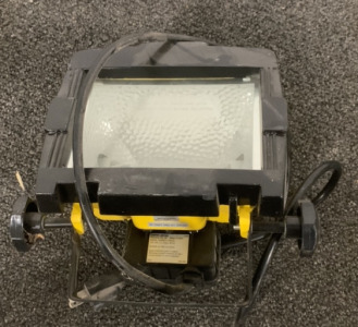 (1) COOPER LIGHTING WORK LIGHT (POWERS ON)